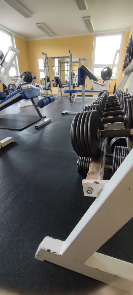 Moderní fitness posilovna
